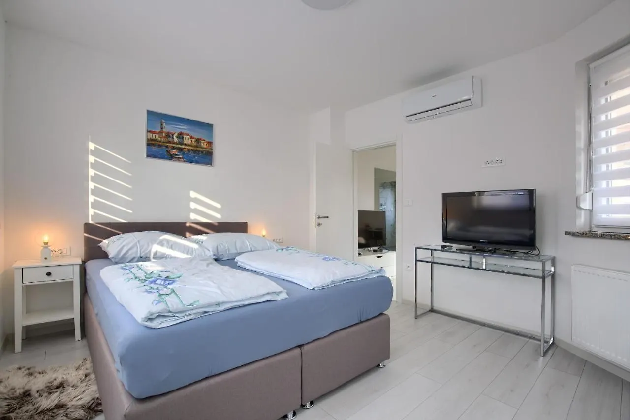 Apartment Vukadin Pula 0*,